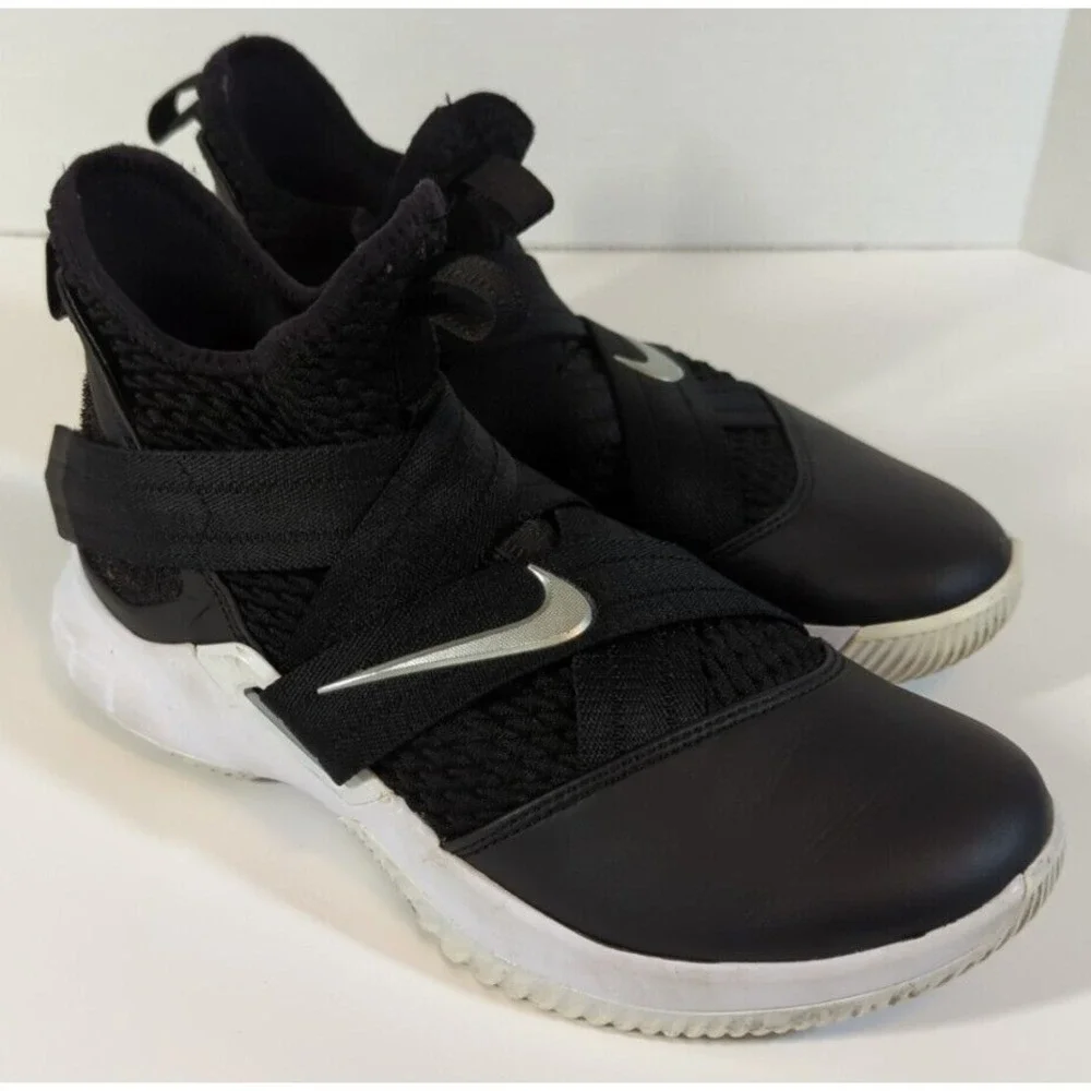 Nike LeBron‎ Soldier 12 basketball shoes Mens size 5.5, black and white